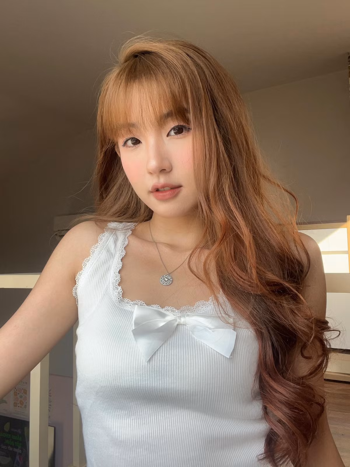 Cô nàng sở hữu gương mặt ngây thơ và vóc dáng nóng bỏng.