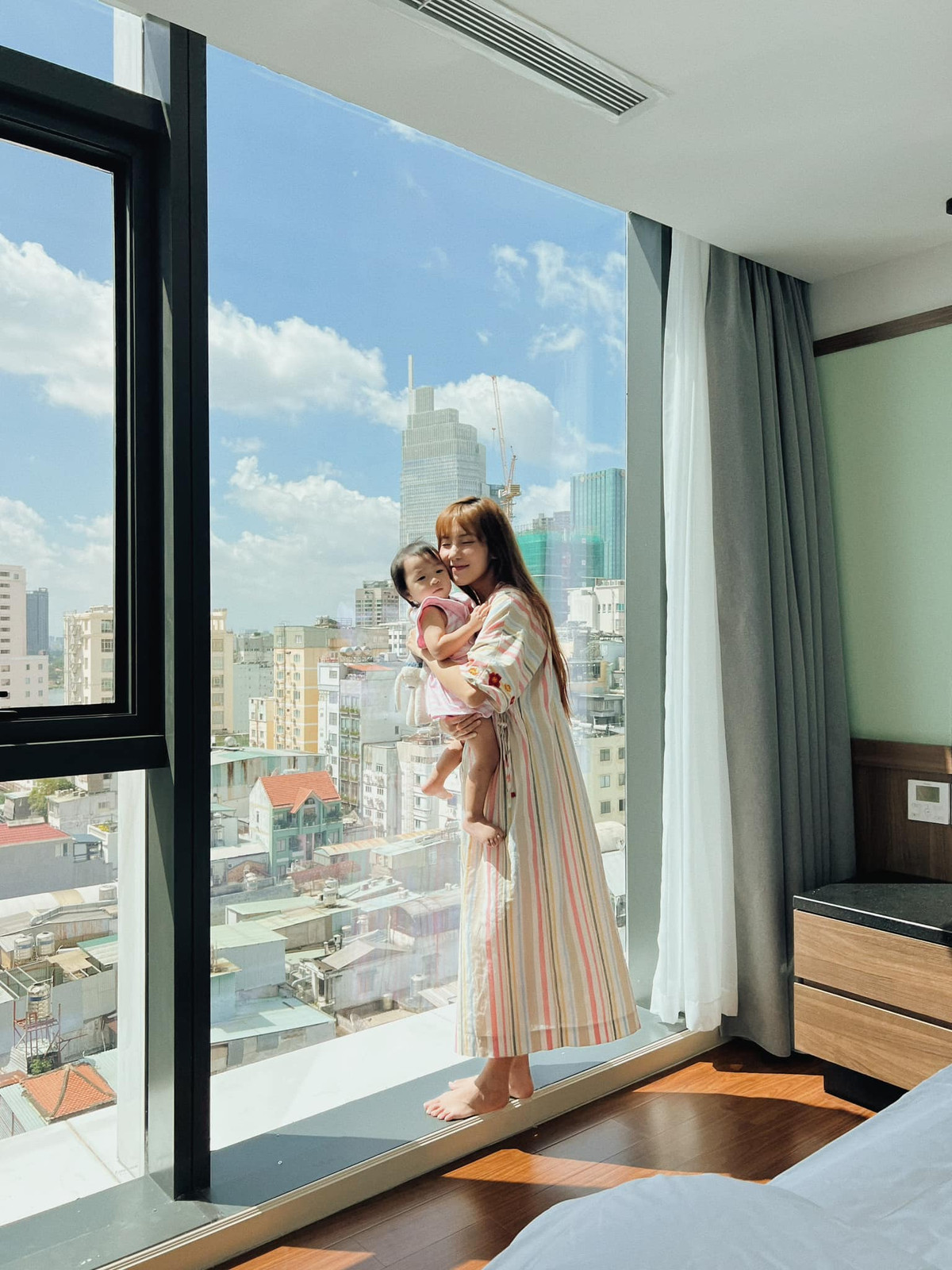 Nhan sắc xinh xắn, tươi trẻ của bà mẹ một con khiến nhiều người "xiêu lòng".