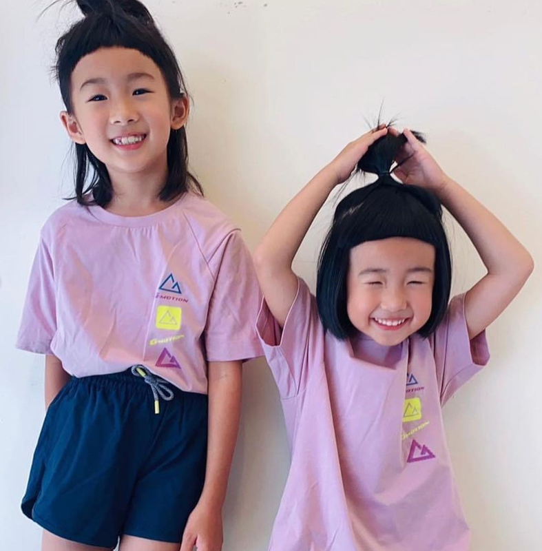 Sau nhiều năm nổi tiếng, giờ "cô bé Vô Diện" đã lớn và chững chạc hơn, tuy nhiên nét đáng yêu, tinh nghịch của cô bẽ vẫn giữ nguyên trên gương mặt.