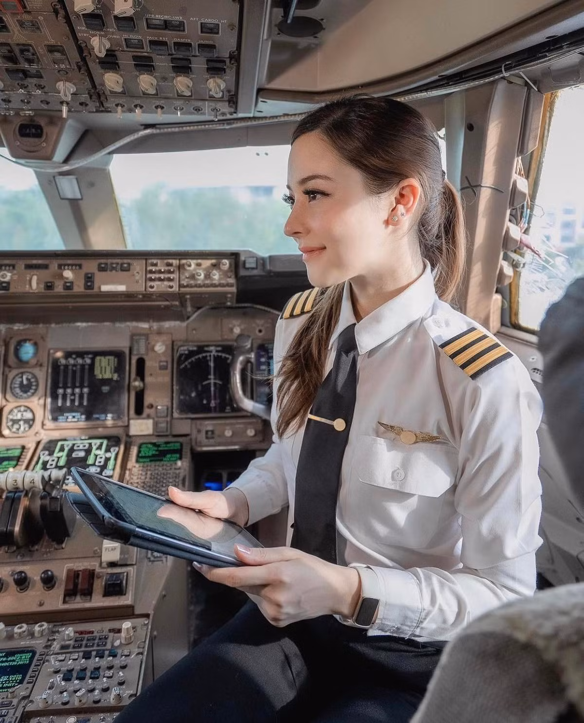 Hiện tại, nữ cơ trưởng Thái Lan làm việc cho hãng hàng không Nok Air và có 7 năm kinh nghiệm trong nghề kể từ những ngày huấn luyện bay đầu tiên.