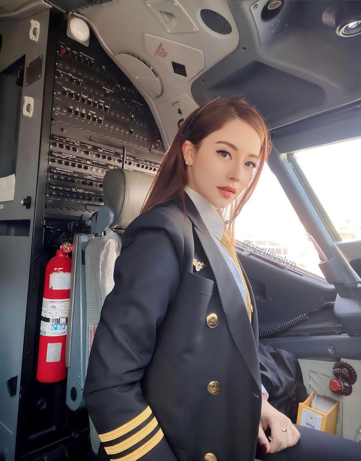 Mới đây, xuất hiện trên trang Sohu người đẹp nhận lời khen với nhiều mỹ từ như: "Mỹ nhân đẹp nhất lịch sử hàng không sở hữu gương mặt xinh đẹp như tiên giáng trần, đường cong nóng bỏng".