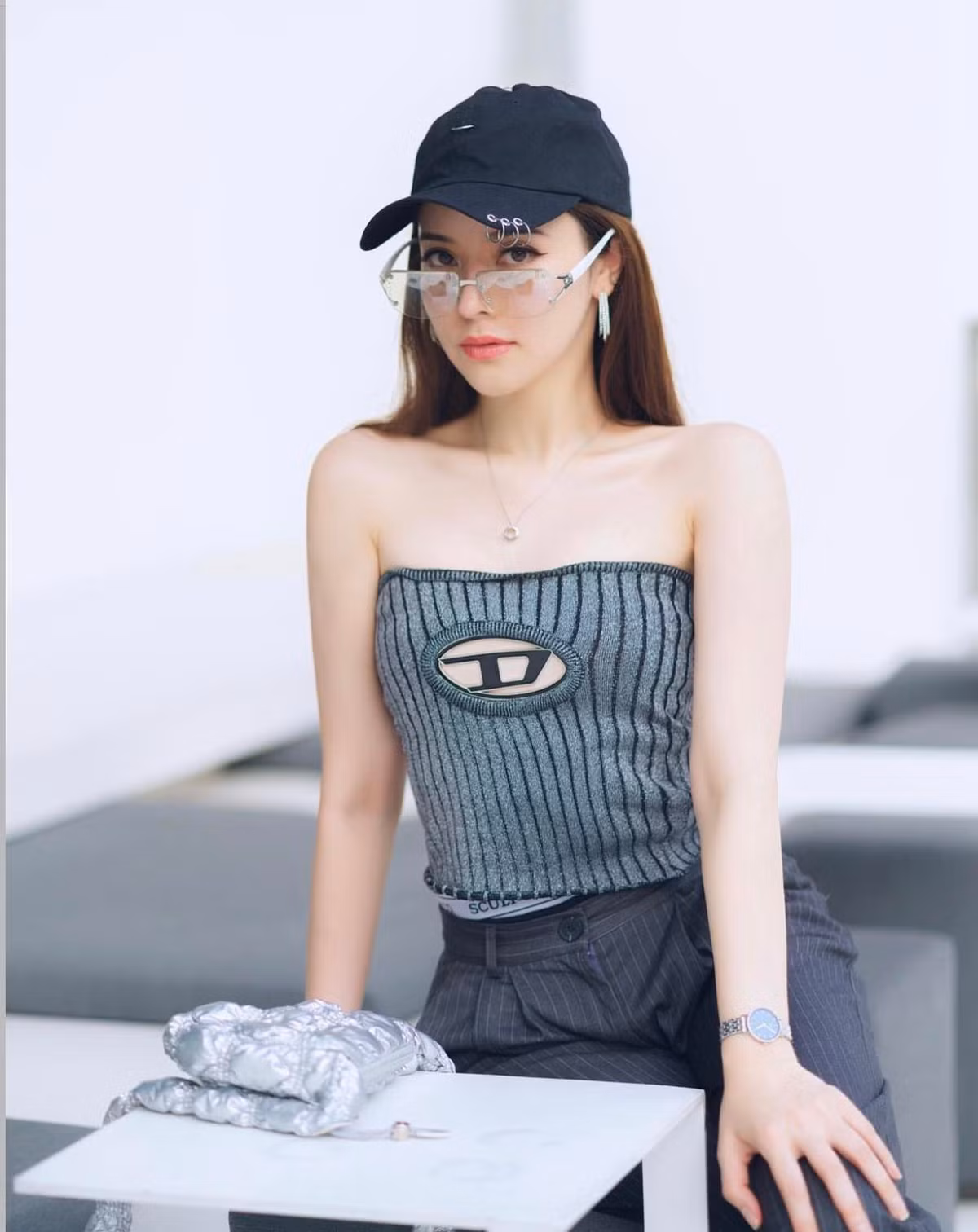 Cô thường xuyên đăng tải những hình ảnh đi du lịch, hưởng thụ cuộc sống sang chảnh.