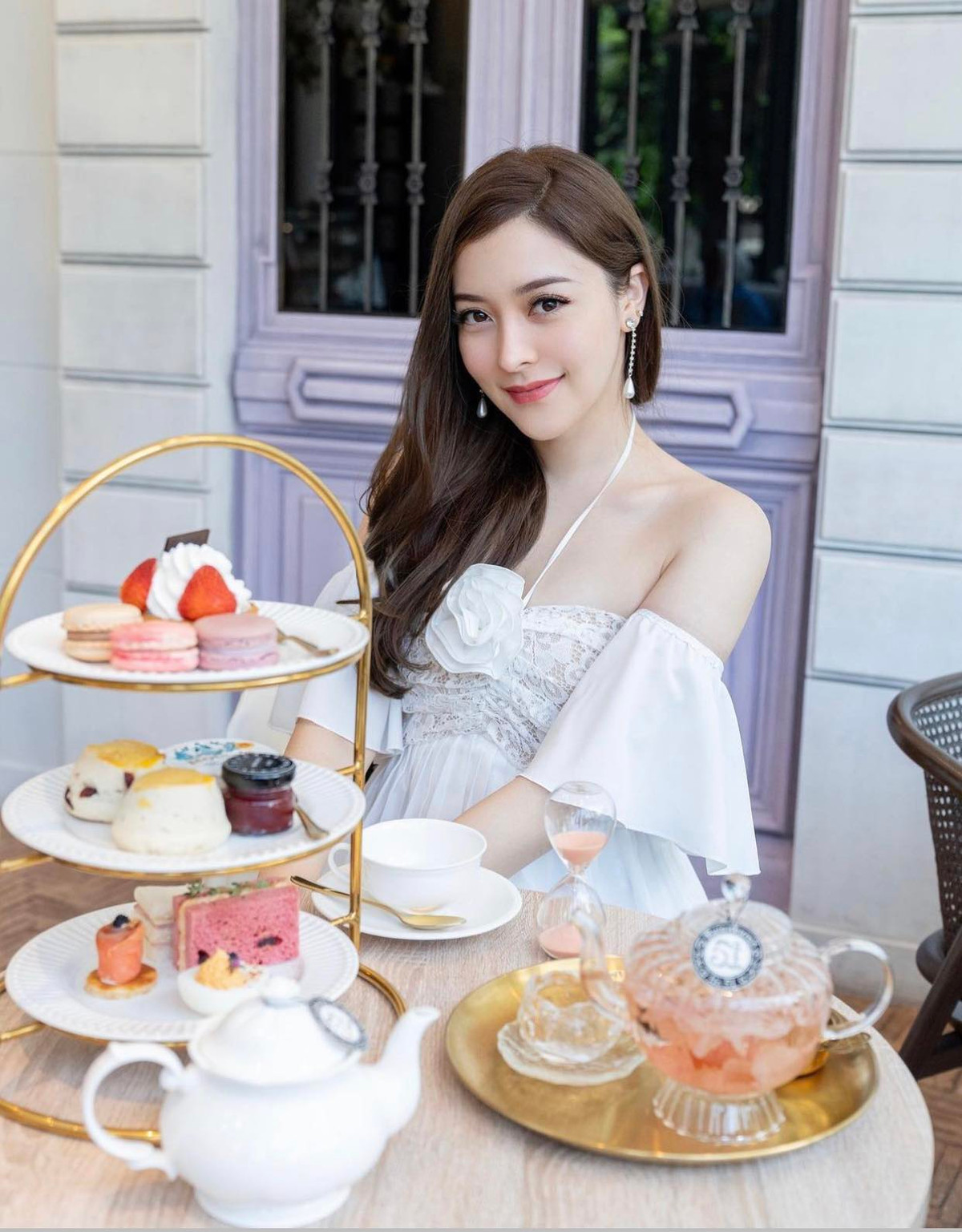 Trang Sohu dành nhiều lời khen ngợi về nhan sắc của Evelyn.