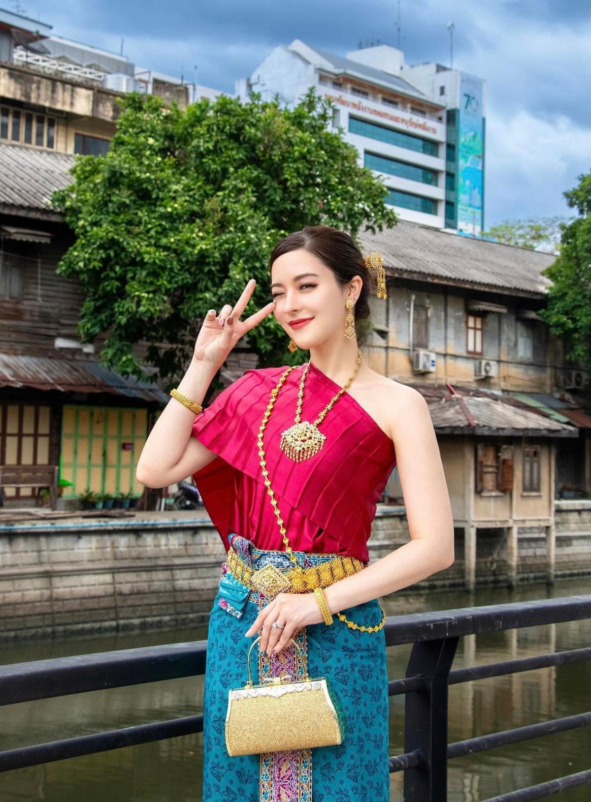 Ngoài ra, cô còn là chủ sở hữu của một shop thời trang riêng.