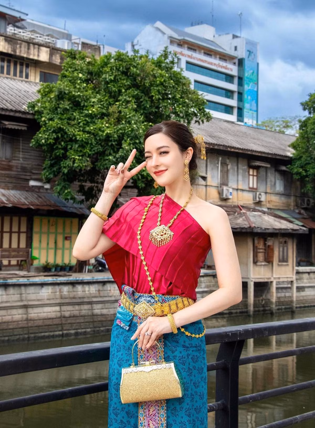 Ngoài ra, cô còn là chủ sở hữu của một shop thời trang riêng.