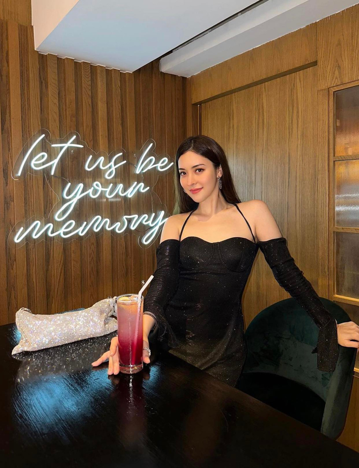 Rời buồng lái, Evelyn tự tin khoe dáng trong những thiết kế váy áo điệu đà, nữ tính.