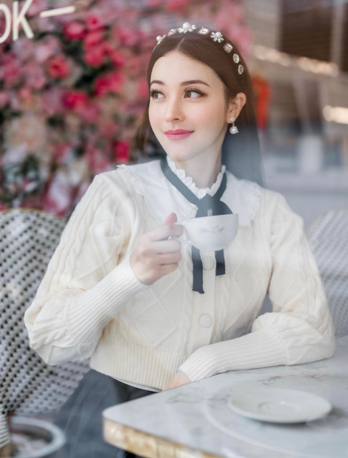 Chẳng những gây ấn tượng bởi gương mặt xinh đẹp, Evelyn còn có một vóc dáng chuẩn cùng chiều cao lý tưởng.