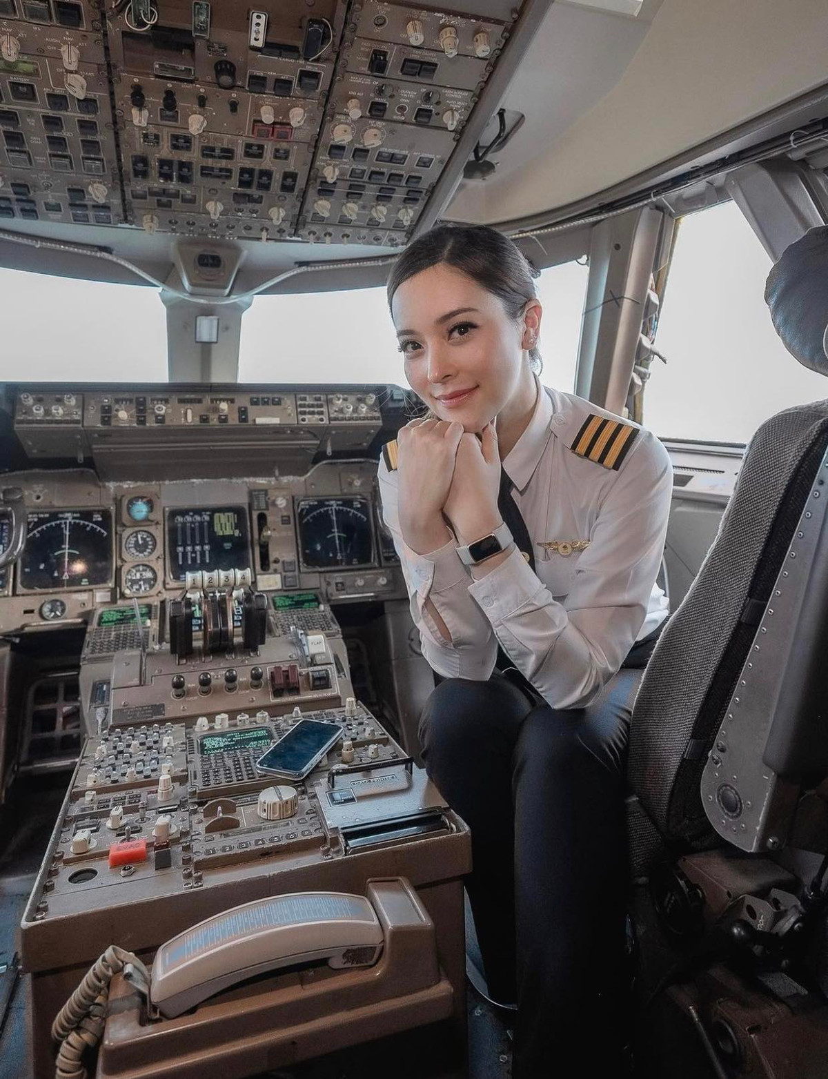 Evelyn Sriabhandha (biệt danh April) là một trong những nữ cơ trưởng người Thái Lan được nhiều người biết đến trên mạng xã hội.