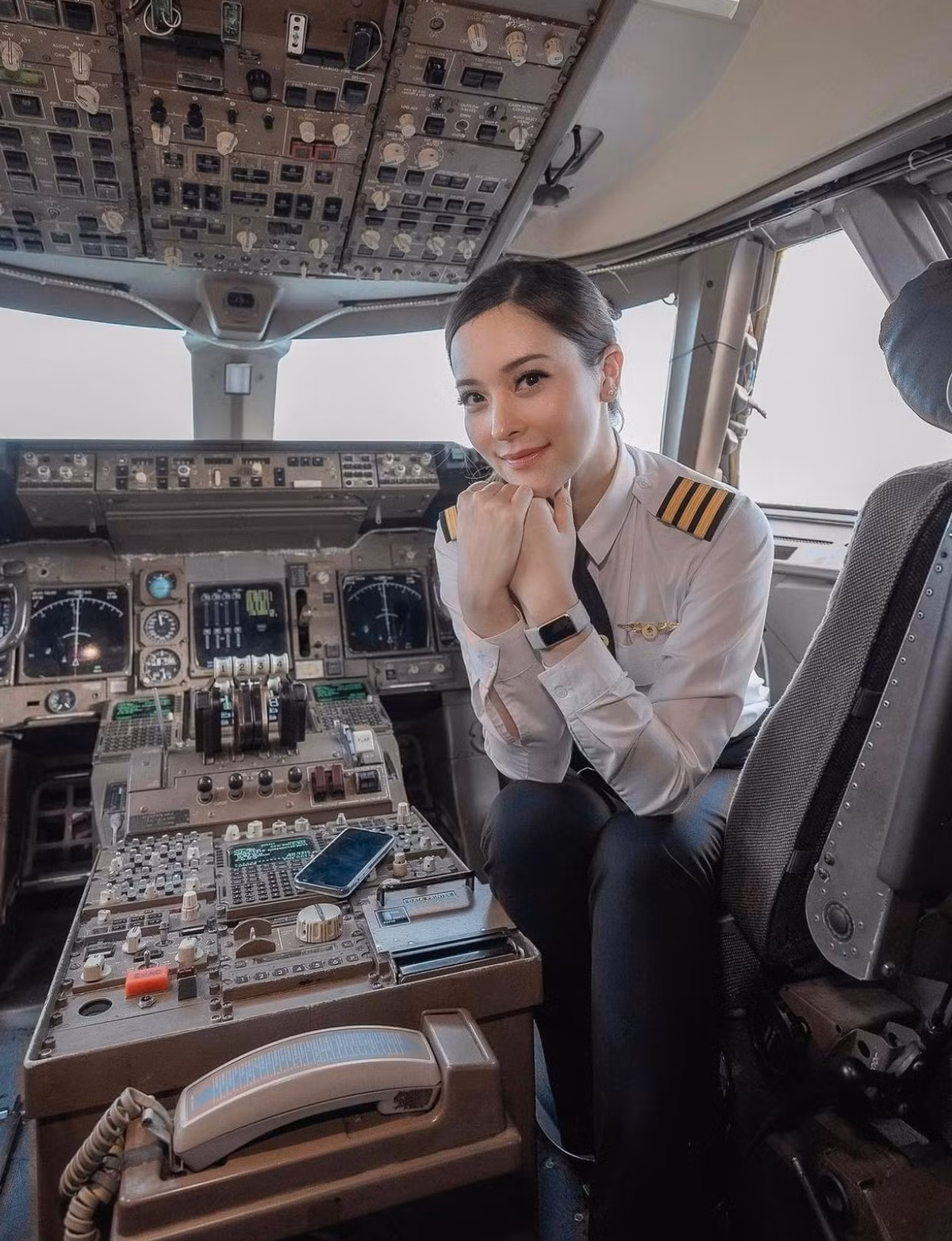 Evelyn Sriabhandha (biệt danh April) là một trong những nữ cơ trưởng người Thái Lan được nhiều người biết đến trên mạng xã hội.