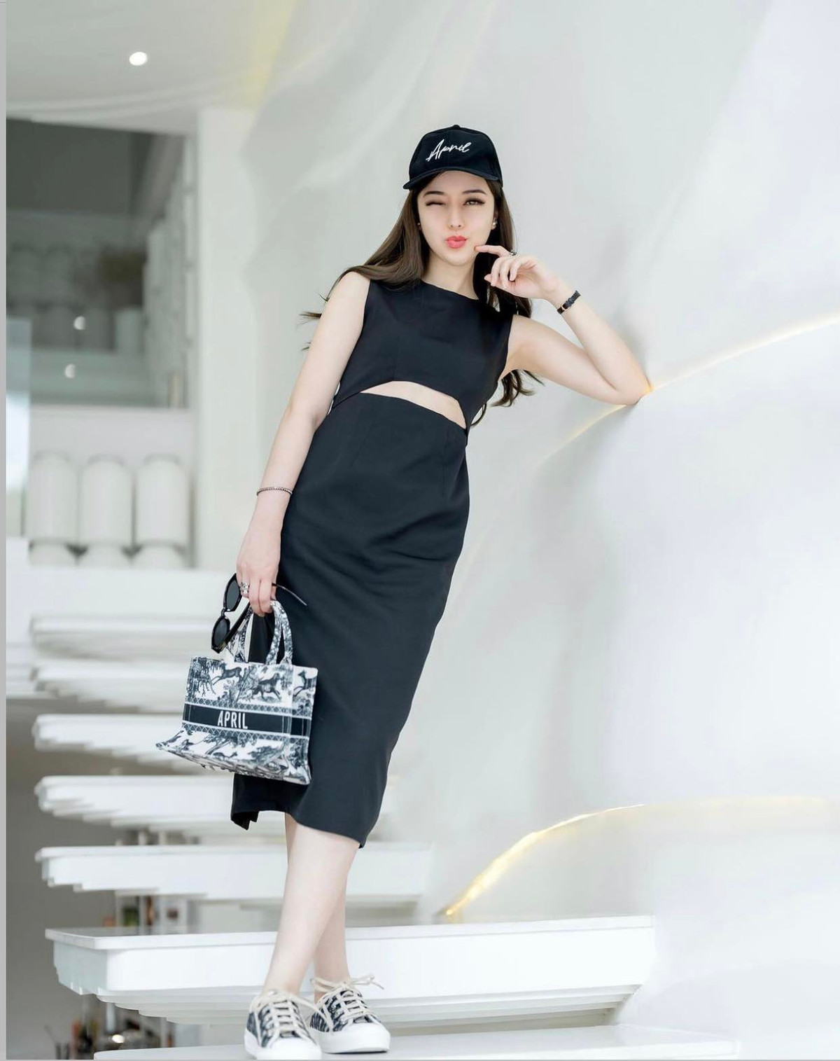 Gu mặc gợi cảm của người đẹp hàng không sau khi rời đồng phục bay được nhận nhiều lời khen ngợi từ cư dân mạng.