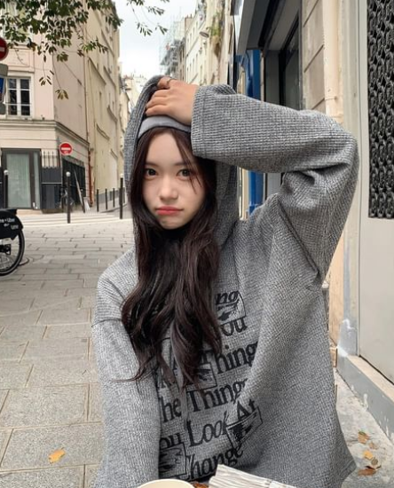 Ro Junghwa theo học kinh doanh tại Đại học Seoul vào năm 2016, hiện tốt nghiệp và nổi danh từ những bức ảnh thời còn làm nữ sinh.