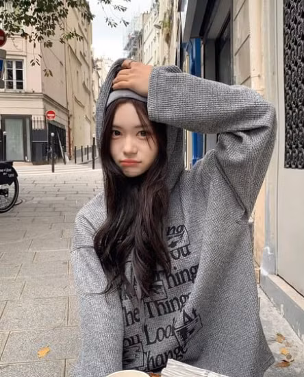 Ro Junghwa theo học kinh doanh tại Đại học Seoul vào năm 2016, hiện tốt nghiệp và nổi danh từ những bức ảnh thời còn làm nữ sinh.