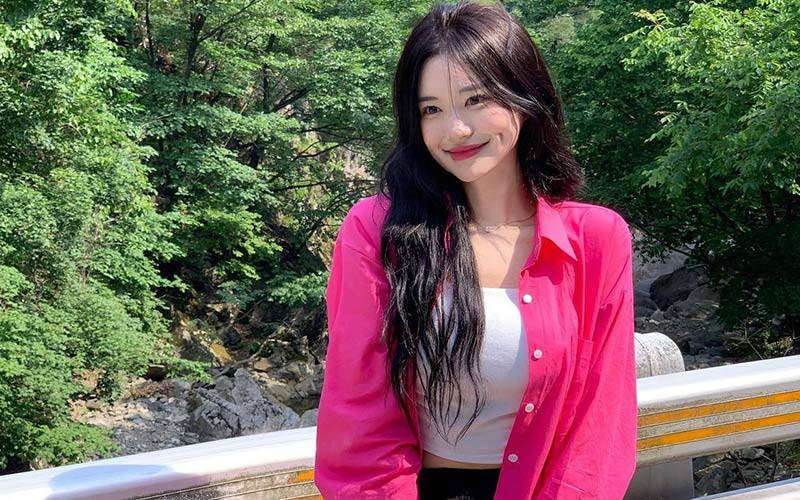 Trong từng bức ảnh, cô nhoẻn miệng cười thật xinh, được nhiều cư dân mạng khen ngợi.