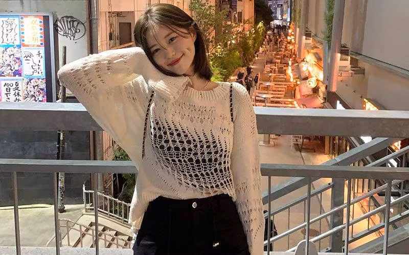 Cô không ăn mặc quá cầu kỳ, trang điểm kỹ hay cố "gồng mình" tạo dáng, mà vẫn có thể toát lên thần thái tự nhiên và cuốn hút.