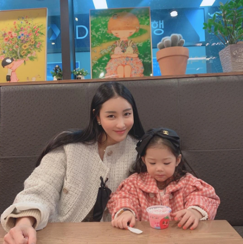 Song A Reum hiện có một cô công chúa nhỏ đáng yêu. Chồng của người đẹp xứ kim chi cũng là một vận động viên thể hình.