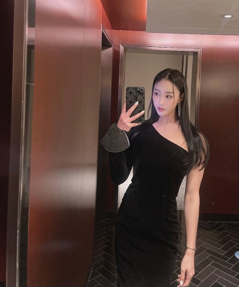 Cô thường chia sẻ các bài tập thể hình cùng chế độ dinh dưỡng hợp lý để có được vóc dáng chuẩn đẹp trên trang cá nhân.