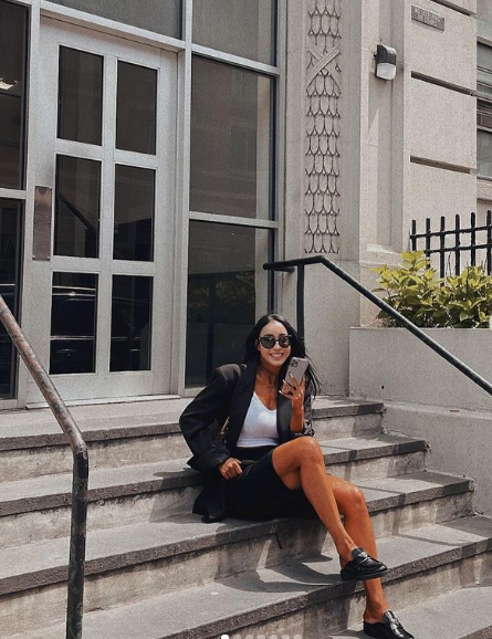 Trên trang cá nhân, cô thường xuyên khoe những hình ảnh nóng bỏng, khoe đường cong gợi cảm.