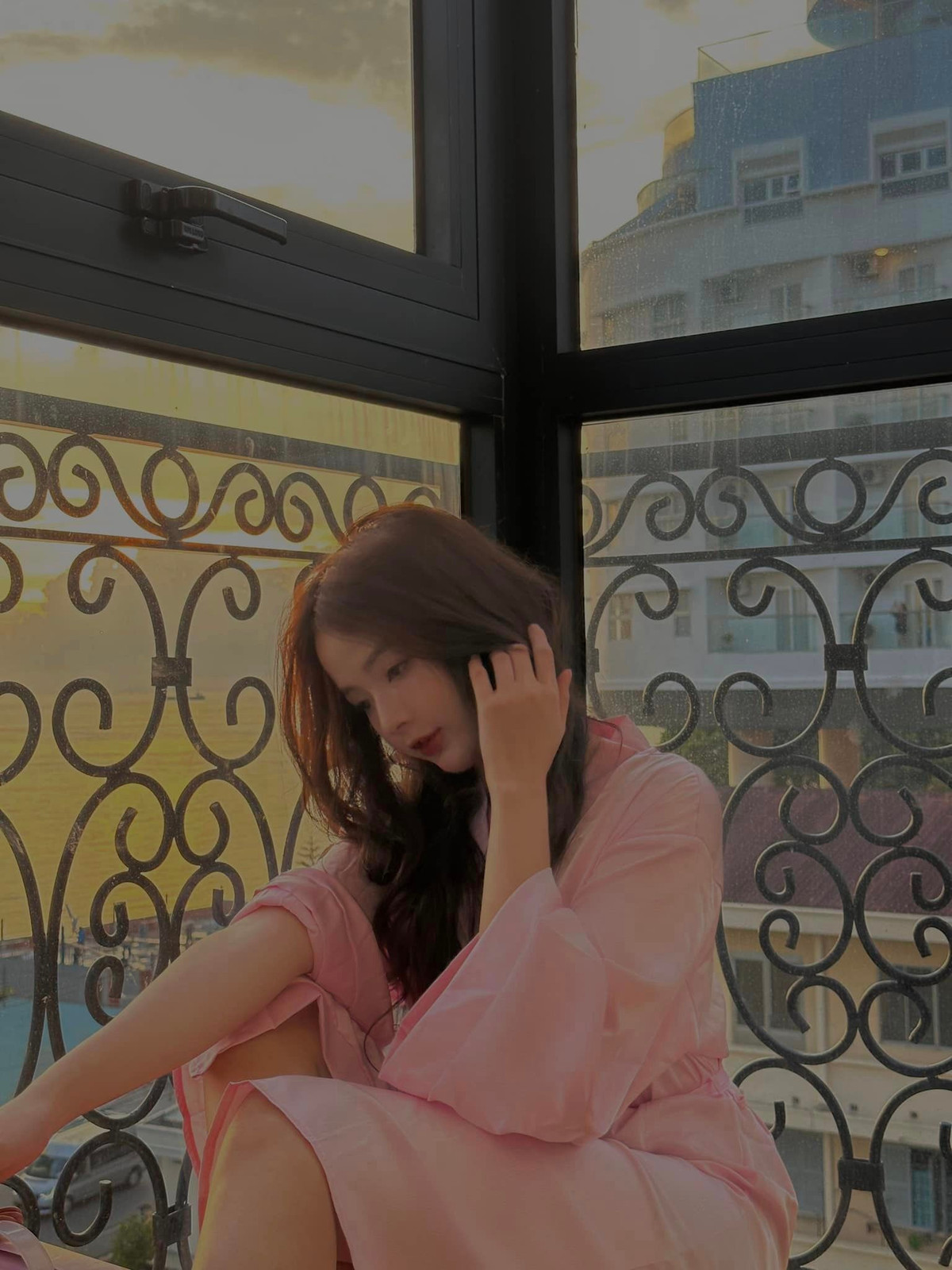 Nàng hot girl được mời chụp mẫu lookbook, tham gia đóng phim ngắn,...Công việc này cô nhận sau khi tốt nghiệp.