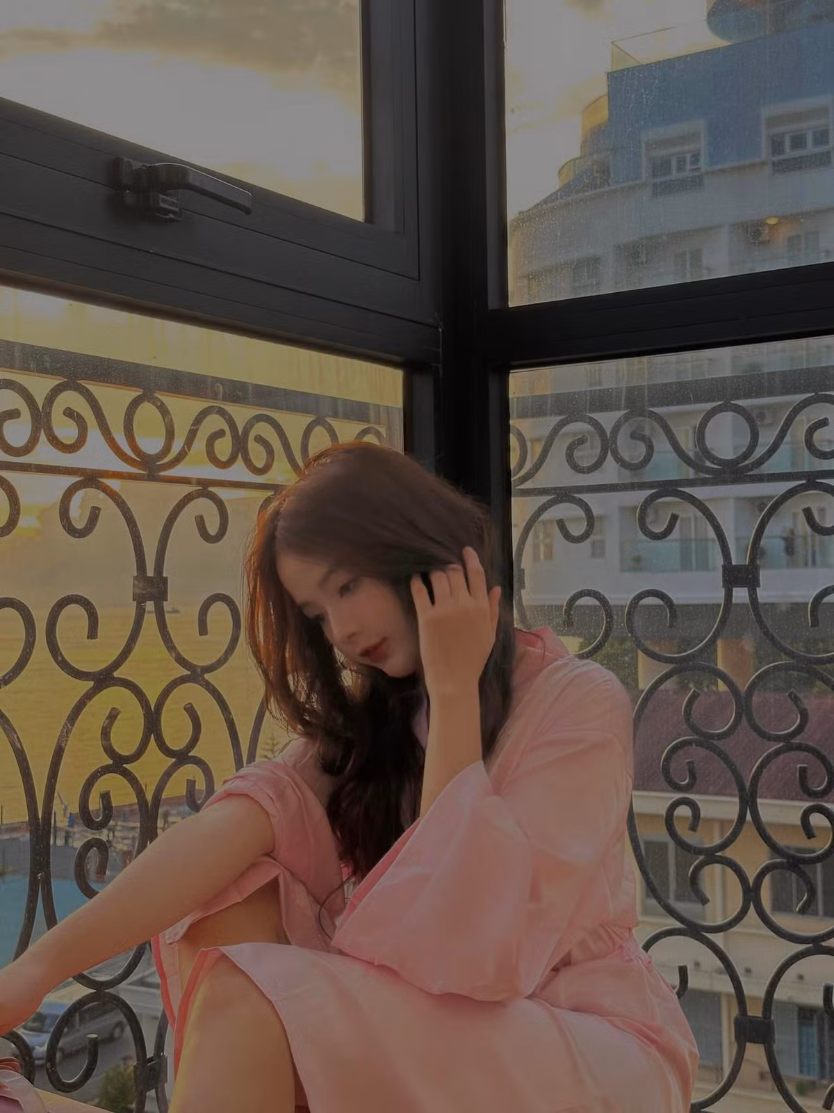 Nàng hot girl được mời chụp mẫu lookbook, tham gia đóng phim ngắn,...Công việc này cô nhận sau khi tốt nghiệp.