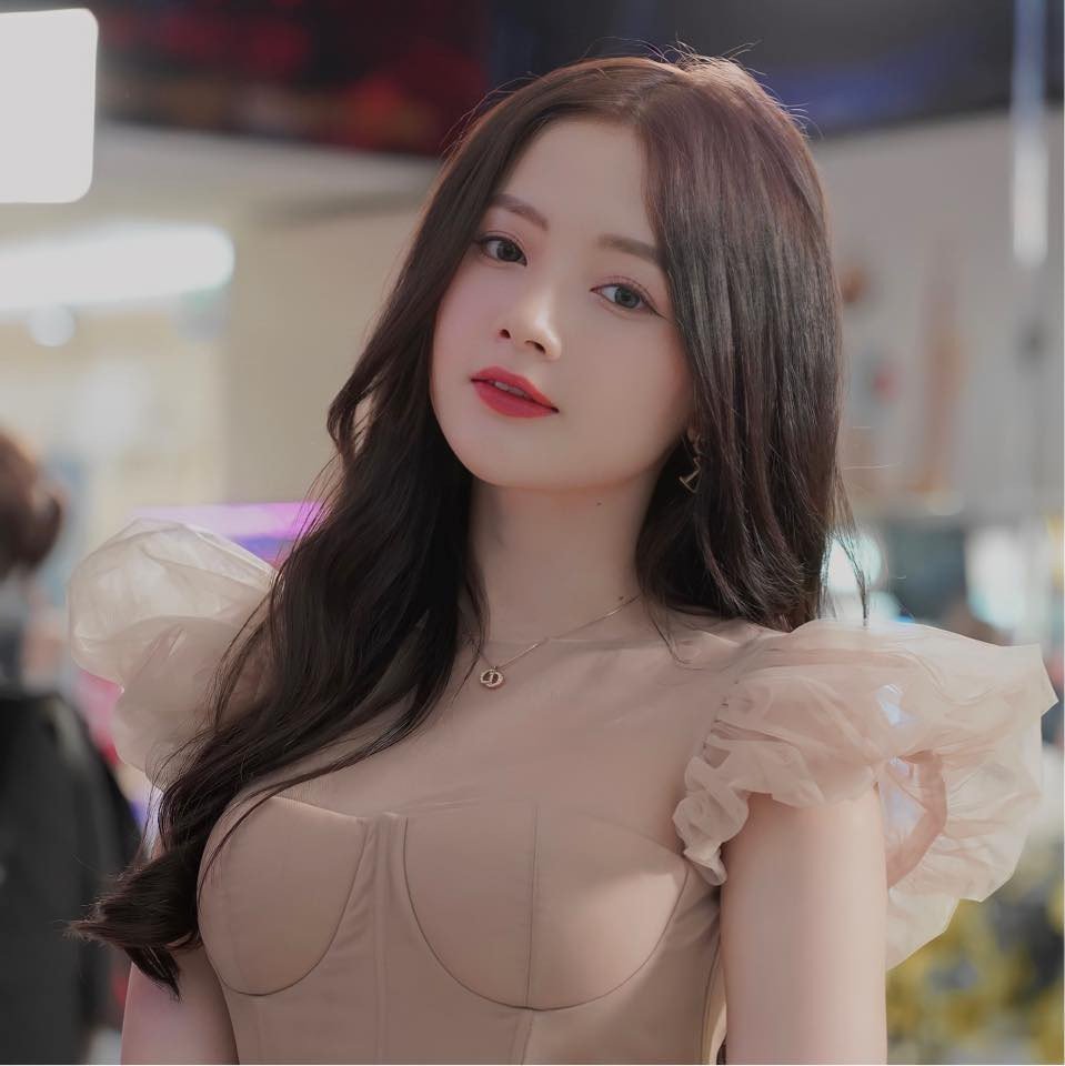 Cô cũng được khen có nhan sắc "hack" tuổi vì gương mặt như búp bê.