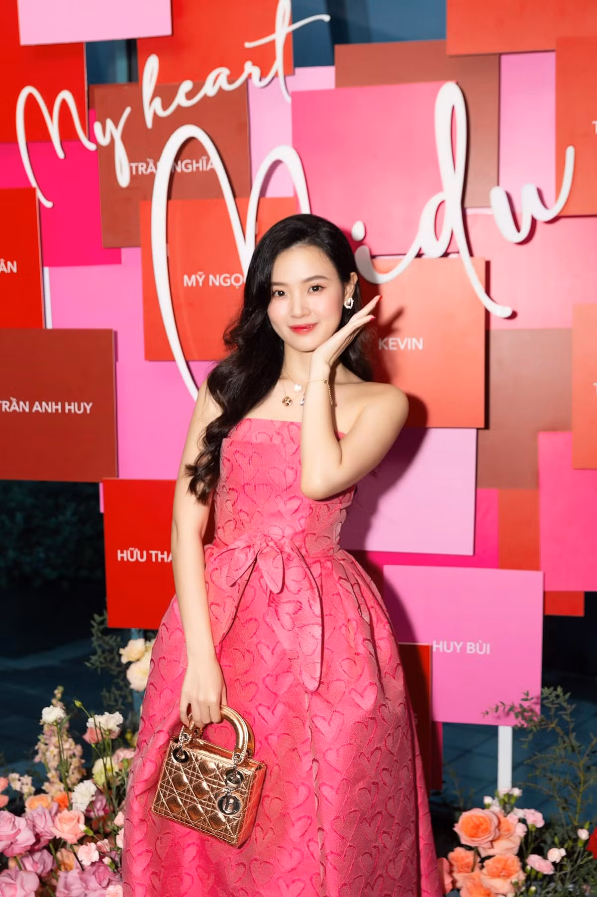 Từ một người đẹp theo đuổi hình ảnh nữ tính, nhẹ nhàng, kín đáo, Midu ngày một gợi cảm, quyến rũ. Ảnh: FBNV