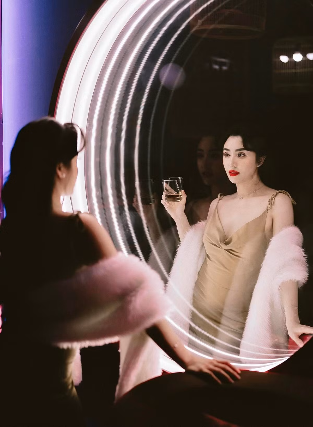 Gương mặt ngây ngô của cô giờ đây trở nên sắc sảo, mặn mà, được make-up hết sức kĩ càng.