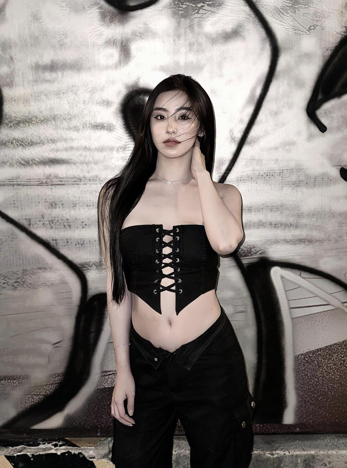 Đặc biệt, về phong cách thời trang của cô nàng trở nên sang trọng và quyến rũ hơn rất nhiều.