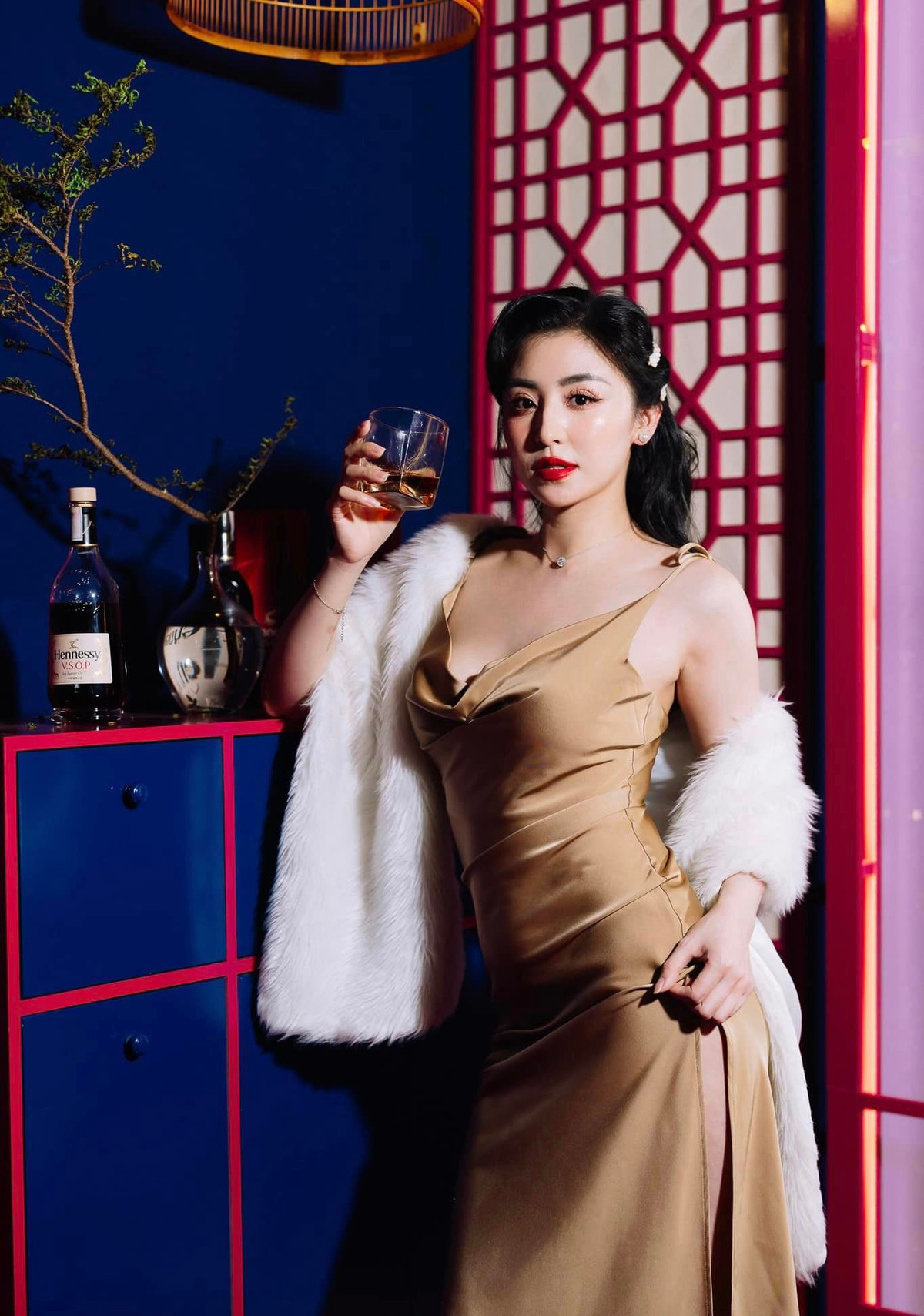 Nay hot girl ngày xưa đã chuyển hẳn sang những trang phục bó sát, cắt xẻ táo bạo khoe trọn được đường cong cơ thể.