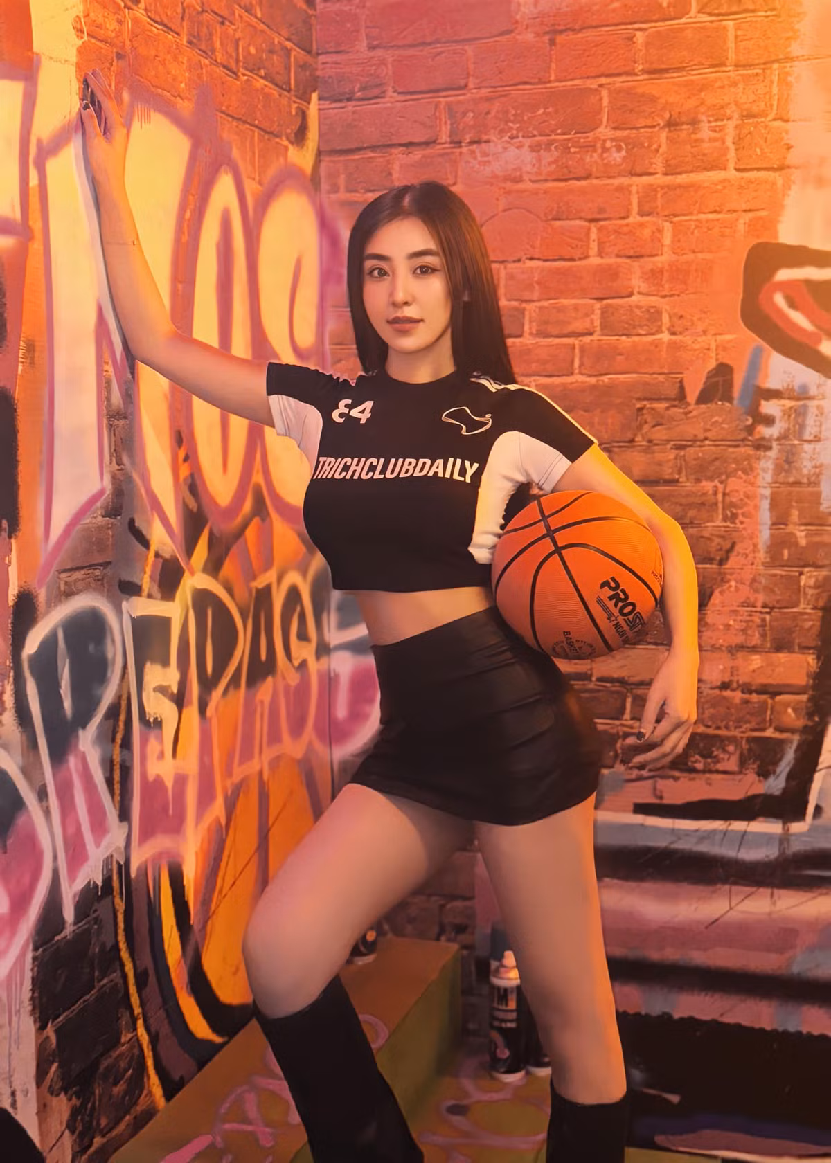 Cư dân mạng còn nghi ngờ cô từng đụng chạm “dao kéo” và nhan sắc hiện tại khác xa so với trước kia.