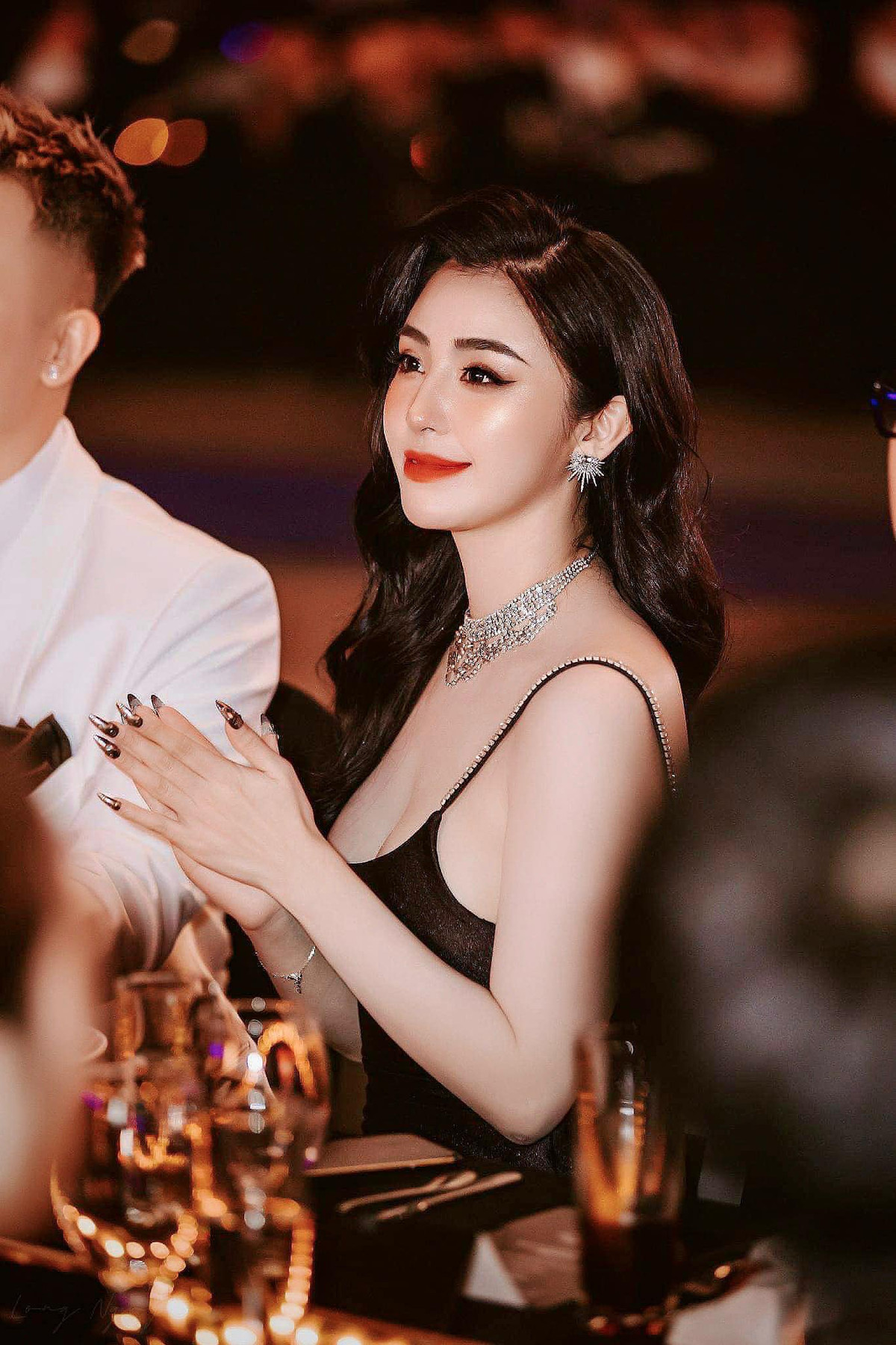 Trên trang cá nhân của mình, cô thường xuyên đăng tải những hình ảnh đi du lịch, tận hưởng cuộc sống sang chảnh, giàu có khiến ai nhìn vào cũng phải ngỡ ngàng.