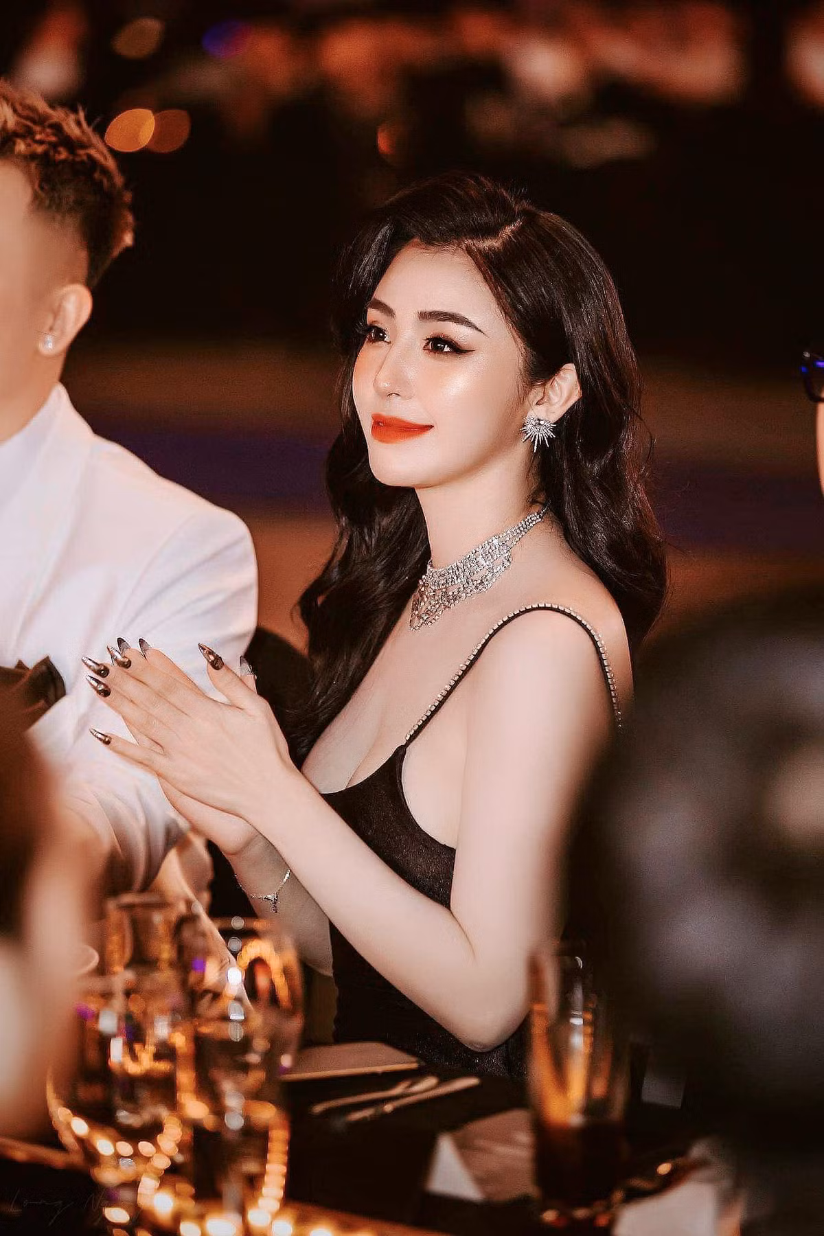 Trên trang cá nhân của mình, cô thường xuyên đăng tải những hình ảnh đi du lịch, tận hưởng cuộc sống sang chảnh, giàu có khiến ai nhìn vào cũng phải ngỡ ngàng.