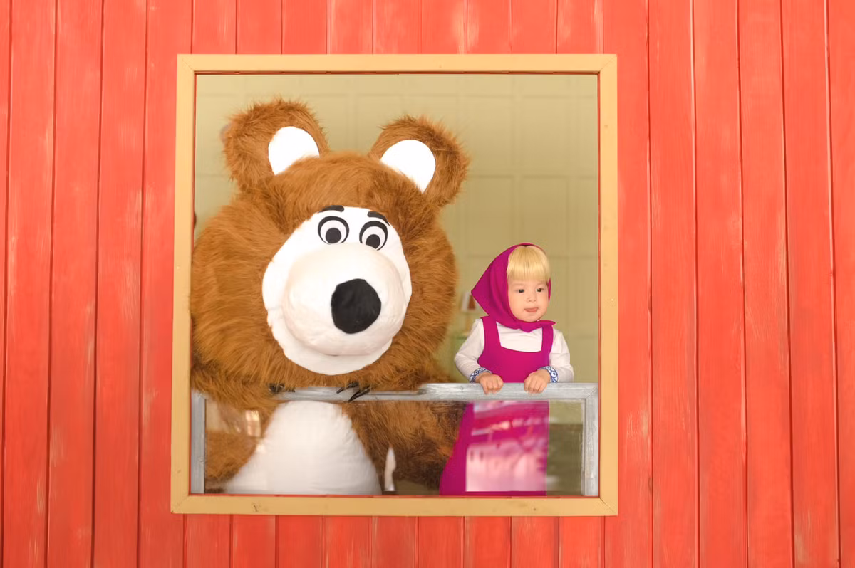 Halloween năm nay con gái Salim được bố mẹ hóa trang thành nhân vật cô bé Masha bên cạnh chú Gấu xiếc vô cùng đáng yêu.