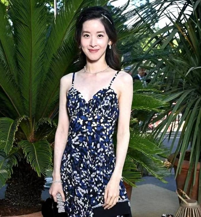 Cô thay đổi phong cách thời trang, trở thành một quý cô sang trọng, chuyên khoác lên mình những món hàng hiệu đắt tiền.