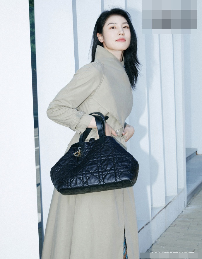 Cô nàng trẻ tuổi và có nhan sắc vượt trội so với các đồng nghiệp cùng trang lứa.