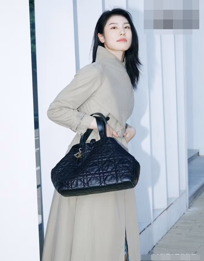 Cô nàng trẻ tuổi và có nhan sắc vượt trội so với các đồng nghiệp cùng trang lứa.