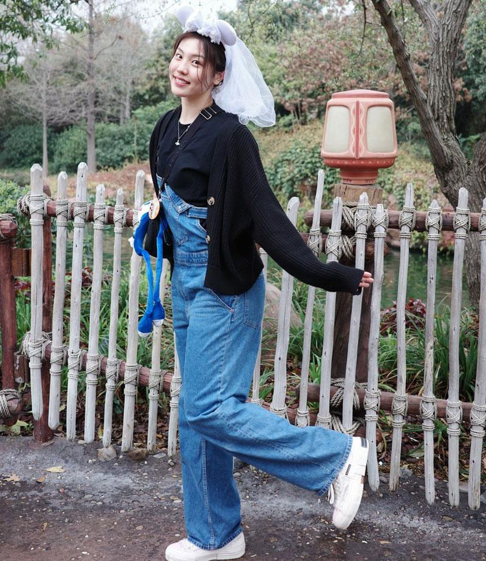 Ngoài sự nghiệp chơi bóng, Zhang Ru cũng đã tốt nghiệp ngành đào tạo thể thao tại Trường Giáo dục Thể chất của Đại học Zhengzhou.