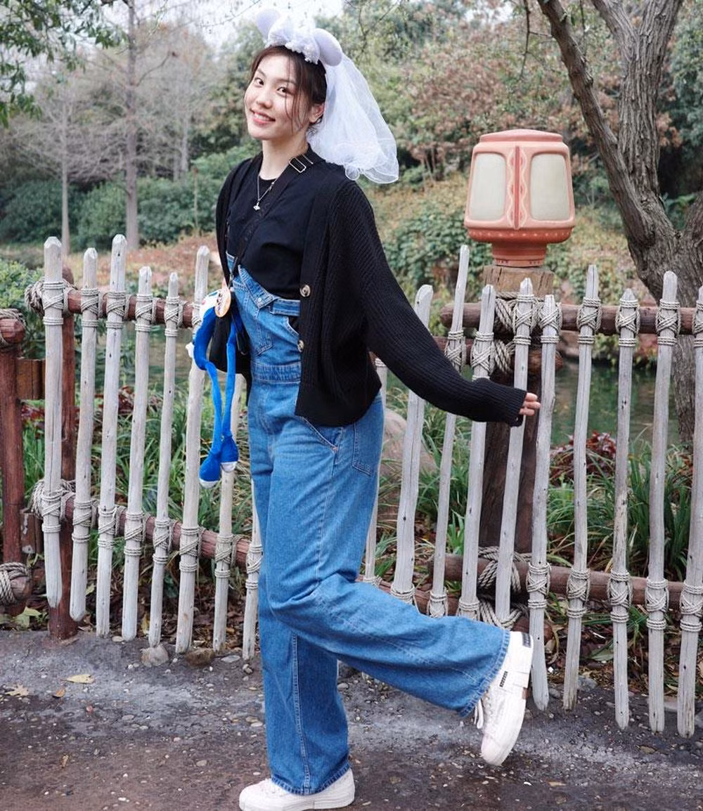 Ngoài sự nghiệp chơi bóng, Zhang Ru cũng đã tốt nghiệp ngành đào tạo thể thao tại Trường Giáo dục Thể chất của Đại học Zhengzhou.