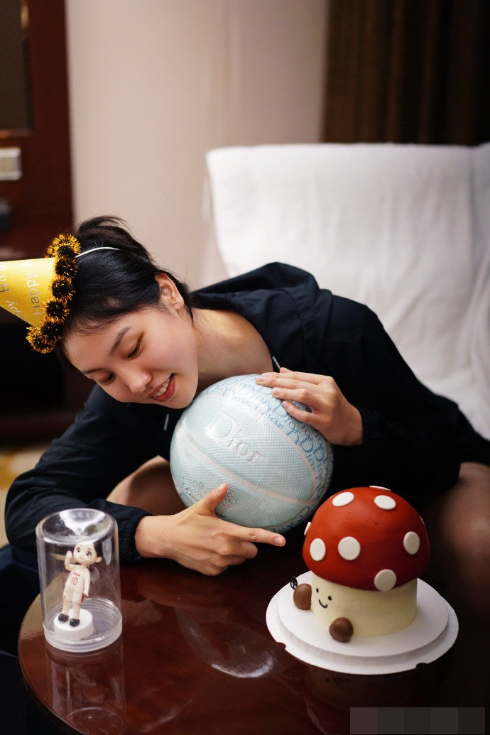 Không ít người hâm mộ cho rằng, nếu không chơi thể thao, Zhang Ru hoàn toàn đủ khả năng theo đuổi con đường trở thành một người mẫu.