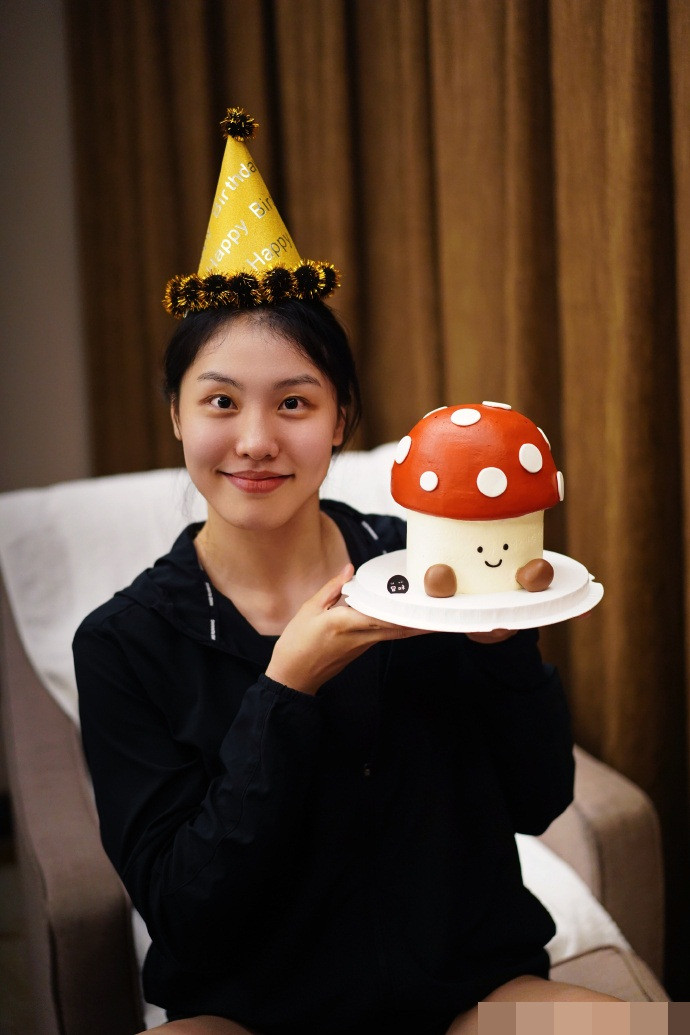 Với chiều cao ấn tượng 1m85 và gương mặt ưa nhìn cộng thêm thân hình "chuẩn không cần chỉnh", Zhang Ru là gương mặt thể thao được rất nhiều CĐV yêu mến.