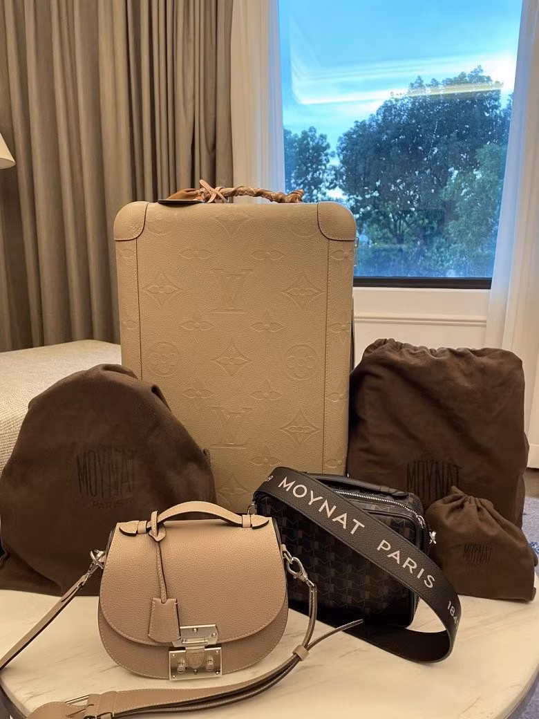 Ngoài ra, hot girl đời đầu còn nhiều lần sắm những món hàng hiệu khác khiến netizen trầm trồ.