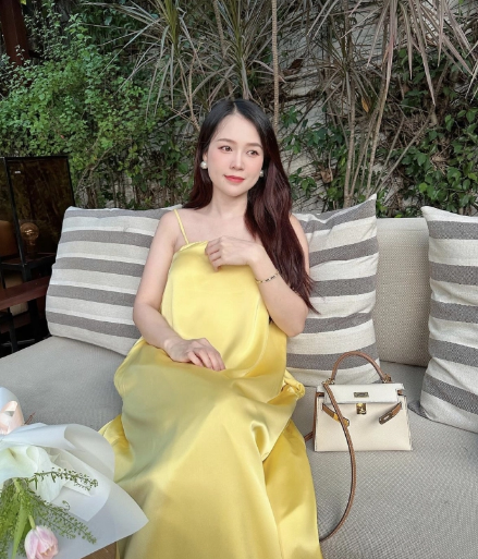 Người đẹp chọn váy màu vàng khá rộng rãi, nhưng cư dân mạng dễ dàng nhận ra cô tròn trịa, bụng cũng nhô lên như dấu hiệu của các mẹ bầu.