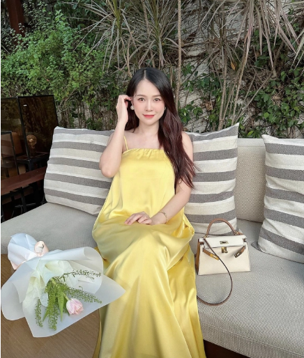 Sau thời gian úp mở, mới đây Sam không ngần ngại chia sẻ loạt khoảnh khắc khoe nhan sắc ngọt ngào, đặc biệt là vòng 2 lùm lùm.