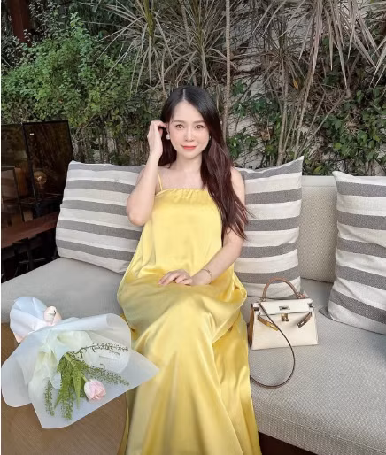 Sau thời gian úp mở, mới đây Sam không ngần ngại chia sẻ loạt khoảnh khắc khoe nhan sắc ngọt ngào, đặc biệt là vòng 2 lùm lùm.