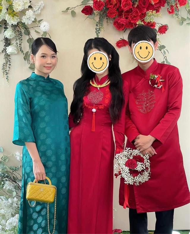 Trong một vài khoảnh khắc, cô lộ vòng 2 khá to so với bình thường, từ đó dấy lên nghi vấn cô mang thai.