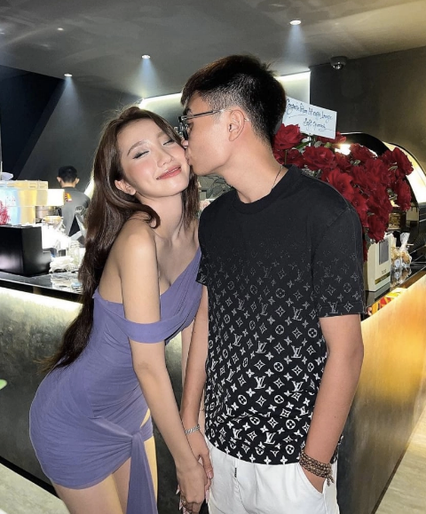 Lấy vợ hot girl, thiếu gia Bụt cũng kín tiếng hơn hẳn, anh chàng chỉ xuất hiện trong một vài hình ảnh bên vợ.