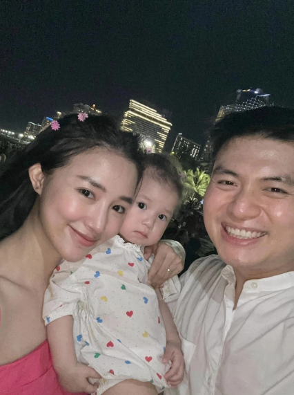 Chồng Salim từng cho hay, anh không ngại làm việc nhà phụ giúp vợ. Từ dọn dẹp, chăm thú cưng hay chăm sóc con, anh đều có thể làm cùng vợ.