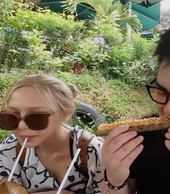 Cuộc sống của Xoài Non và chồng thiếu gia cũng gây chú ý, đặc biệt cặp đôi thường có những hành động "lầy lội" với đối phương.