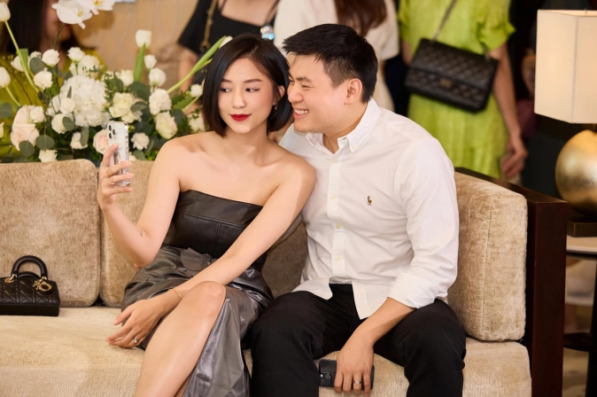 Cũng trong thời gian từ yêu đến chính thức về chung nhà, Salim từng cho biết cô và ông xã chưa bao giờ cãi nhau lớn tiếng vì cả hai rất hiểu nhau. Đặc biệt, ông xã cũng rất yêu thương, cưng chiều người đẹp.