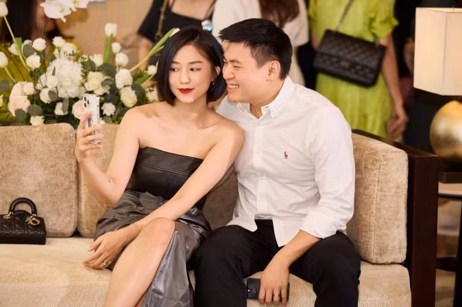 Cũng trong thời gian từ yêu đến chính thức về chung nhà, Salim từng cho biết cô và ông xã chưa bao giờ cãi nhau lớn tiếng vì cả hai rất hiểu nhau. Đặc biệt, ông xã cũng rất yêu thương, cưng chiều người đẹp.