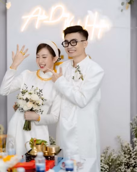 Hot girl Huyền 2K4 cũng là cái tên gây chú ý khi lấy chồng thiếu gia, tên thường gọi là Bụt. Đám cưới của cặp đôi khiến nhiều người bất ngờ bởi từ khi lộ tin đồn hẹn hò cho đến khi cưới nhau, cặp đôi chưa từng một lần công khai chuyện tình yêu của mình.